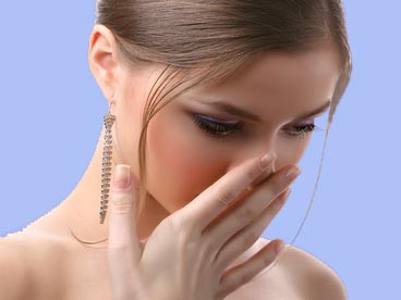 Ngược lại, những người có sống mũi gãy gập và lồi lõm thường hay bị kẻ xấu hãm hại trong công việc. Người như vậy dễ nản chí, khi gặp trở ngại trong công việc họ thường nghiêng theo xu hướng rút lui chùn bước, không dám đối mặt với chính mình và không có quan điểm sống rõ ràng.
