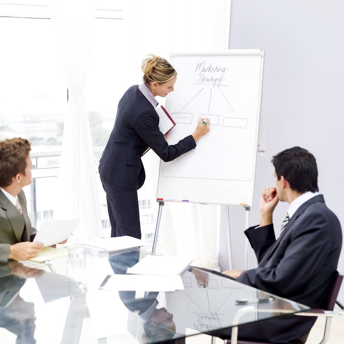 Hằng ngày, con người luôn bận rộn trong guồng quay công việc. Có những người gặp may mắn trong sự nghiệp, làm gì cũng thuận buồm xuôi gió như cá gặp nước, công việc ngày càng thăng tiến, phát triển mạnh mẽ. Nhưng ngược lại, cũng có những người làm gì cũng gặp trắc trở, khó khăn liên miên, sự nghiệp trì trệ khó phát triển dù bản thân rất sáng tạo, suy nghĩ độc đáo nhưng vẫn không tài nào phát huy được sở trường, không tạo lập được cho mình “mảnh đất phát triển” riêng.