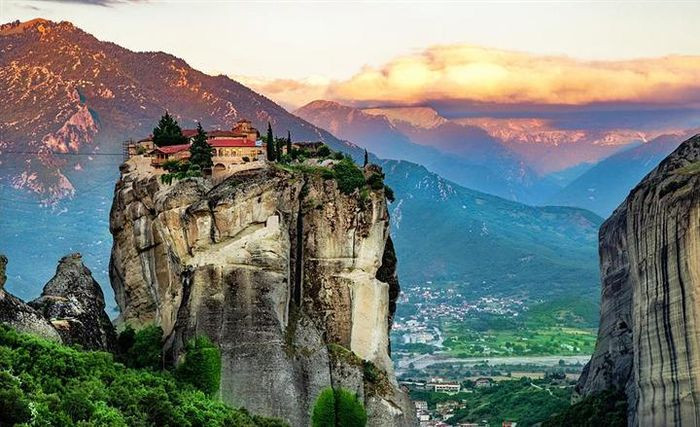 Núi thiêng Athos nằm trên bán đảo thứ ba và cũng là bán đảo đẹp nhất của Halkidiki, Hy Lạp với diện tích khoảng 335 km2. Đây là nơi sinh sống của cộng đồng các cư dân Kitô giáo có lịch sử từ thế kỉ thứ 9.
