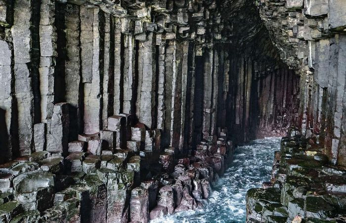 Hang động Fingal, Scotland: Cấu trúc đáng kinh ngạc của hang Fingal hoàn toàn tự nhiên, tạo thành từ sự tiếp xúc giữa dung nham và không khí, kết tinh ra những cột hình lục giác xen kẽ nhau. Hang động nằm trên một hòn đảo không người ở, với trần hình mái vòm có thể khuếch đại âm thanh của sóng, tạo cho du khách cảm giác siêu nhiên.