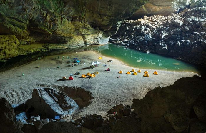 Hang Sơn Đoòng, Việt Nam: Sơn Đoòng là hang động lớn nhất thế giới, nằm ở huyện Bố Trạch, tỉnh Quảng Bình, được tạo ra do sự xói mòn trong hàng triệu năm. Sơn Đoòng được phát hiện từ năm 1991 nhưng mãi tới 2009 mới khám phá đầy đủ. Hang dài khoảng 9 km, là một phần của hệ thống ngầm đồ sộ nối với hơn 150 động khác.