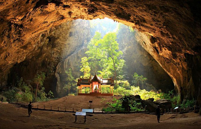 Phraya Nakhon, Thái Lan: Đây là một hang động kỳ vĩ nằm trong Công viên quốc gia Khao Sam Roi Yot, Thái Lan. Trần sập của hang cho phép ánh sáng chiếu rọi xuống ngôi đền Kuha Karuhas bên dưới, khiến du khách có cảm giác như đang ở cõi niết bàn.