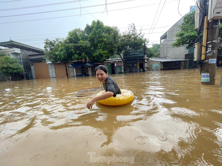 Đặc biệt, tuyến đường Lê Thanh, phường Bắc Cường (tổ 11, tổ 13), nước ngập sâu từ 50 - 80cm, có điểm trên 80 cm, gây nhiều thiệt hại về tài sản của người dân.
