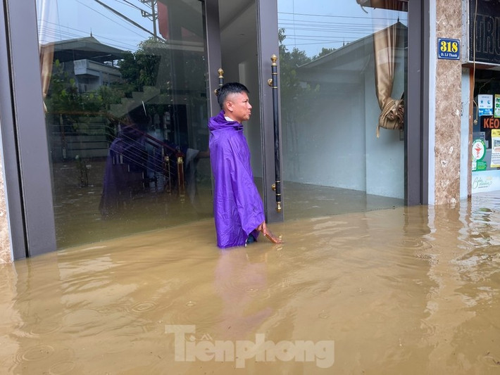 Đến đầu giờ chiều cùng ngày, khi mưa tạnh, lực lượng chức năng phối hợp cùng người dân khắc phục thiệt hại do mưa lũ.