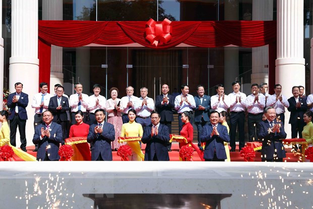 hủ tướng Phạm Minh Chính và các đại biểu thực hiện nghi thức cắt băng khánh thành Nhà hát Hồ Gươm. (Ảnh: Phạm Kiên/TTXVN)