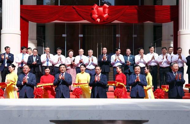 hủ tướng Phạm Minh Chính và các đại biểu thực hiện nghi thức cắt băng khánh thành Nhà hát Hồ Gươm. (Ảnh: Phạm Kiên/TTXVN)