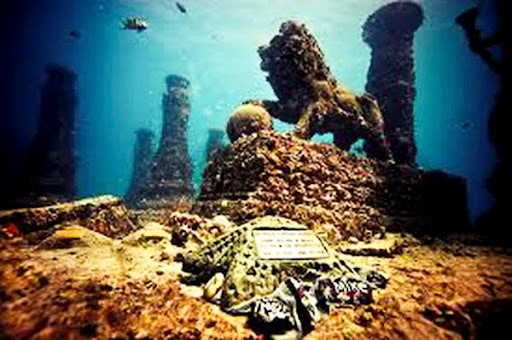 Nghĩa địa dưới nước. Nghĩa trang dưới nước duy nhất trên thế giới có tên là 'Neptune Memorial Reef' nằm ngay ngoài khơi bờ biển Florida, Mỹ nổi bật với những cột xi măng và tượng sư tử được xây dựng tinh xảo. Khi đặt tro cốt ở đây, gia đình người đã mất vẫn có thể đến thăm nhưng việc di chuyển có 'cồng kềnh' hơn chút. Sau khi di chuyển bằng thuyền, họ sẽ trải qua một đợt lặn biển có ống thở. Nằm ở độ sâu 15 mét, khuôn viên nghĩa trang được thiết kế không khác nhiều trên cạn với cánh cổng mở ra lối vào.
