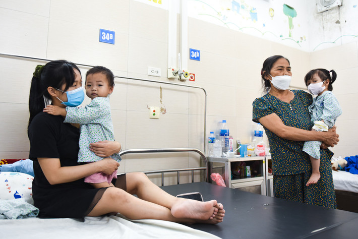 Chị Nguyễn Bích Hải (27 tuổi, trú tại Hoài Đức, Hà Nội) đang mang bầu ở tuần thứ 25 nhưng vẫn phải vào viện chăm con 18 tháng tuổi bị cúm A, biến chứng viêm phổi. Trước khi vào viện, bé có biểu hiện sốt cao không hạ. Bà mẹ trẻ cũng rất lo bị lây cúm A từ con vì đang mang thai nhưng không có cách nào khác bởi ông bà đã cao tuổi, có bệnh nền, còn chồng bận đi làm.