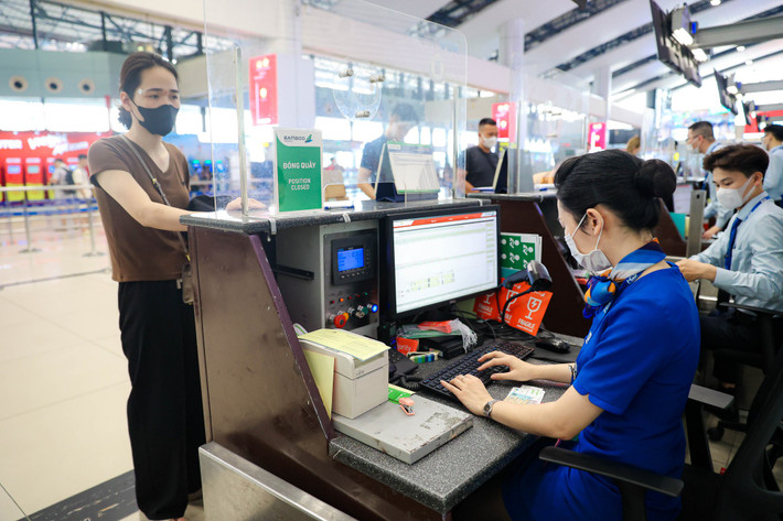 Người dân xuất trình CCCD gắn chip để làm thủ tục bay nội địa tại sân bay Nội Bài.