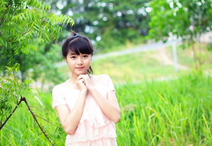 Chia sẻ về việc bất ngờ nổi tiếng trên mạng, Thi Phương cho biết một buổi sáng cô bạn lên mạng xã hội thì thấy mình có rất nhiều tin nhắn và lời mời kết bạn, cô rất bất ngờ. Đọc và hỏi bạn bè một lúc thì mới phát hiện ra tấm hình ai đó chụp lén em trong quán cafe căng tin trường lại được nhiều người chia sẻ đến thế.