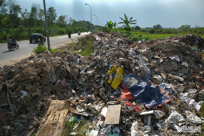 Theo người dân sống ven đại lộ, những bãi rác này "mọc" lên sau khi một số kẻ gian lợi dụng khoảng thời gian ban đêm, rạng sáng ít người qua lại để đổ trộm phế thải.