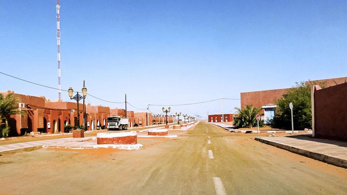 Aoulef, Algeria. Aoulef là một thị trấn nhỏ thuộc tỉnh Adrar, được bao quanh bởi sa mạc mênh mông. Những cơn gió nóng từ các sa mạc xung quanh khiến nơi đây trở thành khu vực nóng và khô hạn nhất ở Algeria. Aoulef chỉ nhận được lượng mưa chưa tới 12,19mm mỗi năm nên khó có thể xoa dịu được cái nóng như thiêu đốt. Nhiệt độ trung bình hàng ngày trong suốt mùa hè là khoảng 50 độ C và bầu trời hầu như luôn quang đãng quanh năm. Rất may những cây cọ vẫn phát triển tốt tại đây, tạo ra những nơi tránh trú khỏi cái nóng của sa mạc.
