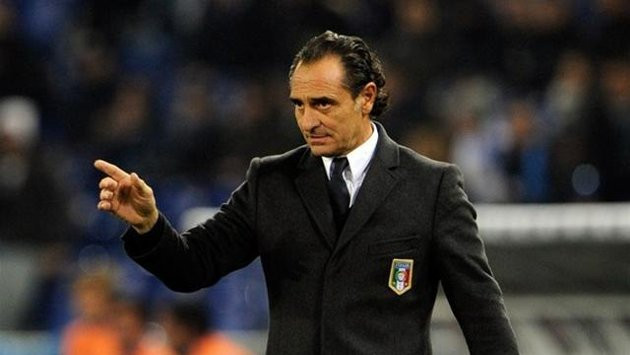 Cesare Prandelli đã làm được nhiều điều cho Italy, nhưng bị loại ngay vòng bảng ở giải đấu lần này và sự thiếu ủng hộ ở quê nhà đã khiến ông quyết định ra đi. Thất bại của Italy tại World Cup lần này được mổ xẻ qua nhiều góc độ. Người thì cho rằng bản lĩnh cầm quân của Prandelli kém, người thì cho rằng chất lượng đội hình thấp. Sau khi chia tay ĐT Italy, HLV 56 tuổi này đã đến nhận việc ở Galatasaray của Thổ Nhĩ Kỳ.