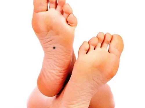 Người có 3 nốt ruồi trên lòng bàn chân thì có tiền tài, quyền lực, sự nghiệp thành công, có địa vị xã hội nhất định. Sự nghiệp của người có nốt ruồi này thường rất hanh thông, xuôi thuận.