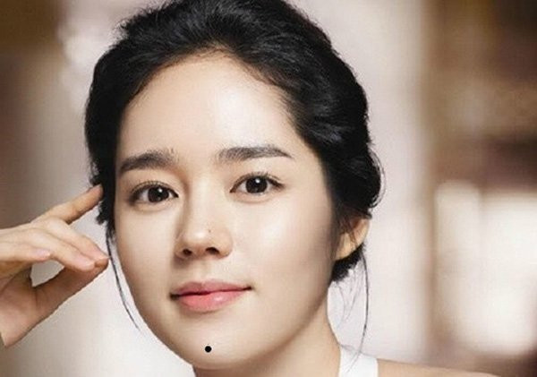 Nốt ruồi nằm ở cằm. Trong danh sách những vị trí nốt ruồi giàu sang phú quý, thì nốt ruồi nằm tại vị trí cằm là vị trí được nhắc đến đầu tiên.