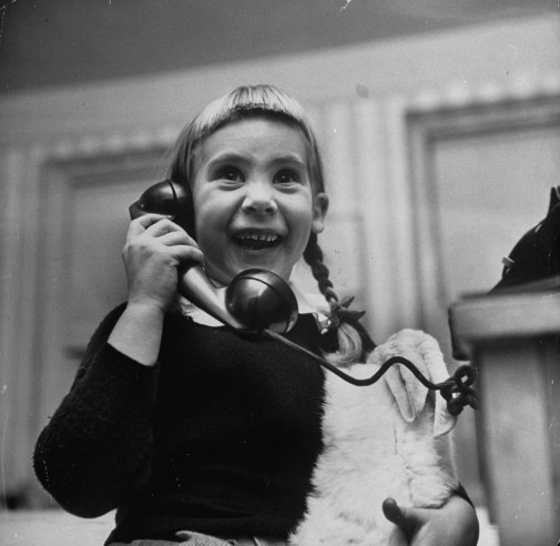 Cô bé Patricia Guinan hứa hẹn sẽ để dành sữa và bánh quy giòn cho ông già Noel vào đêm Giáng sinh năm 1947.