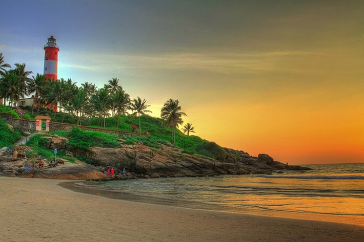 Ngọn hải đăng trên bãi biển Kovalam, Ấn Độ.