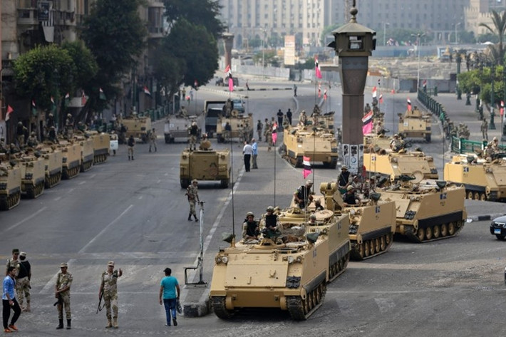 Quảng trường Tahrir lịch sử đầy rẫy xe bọc thép.