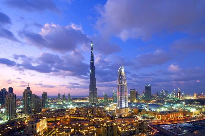 Tòa nhà cao nhất thế giới ở Dubai dường như còn cao vun vút vào lúc hoàng hôn.