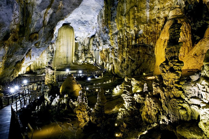 Công viên Quốc gia Phong Nha-Kẻ Bàng, Việt Nam: Là hang động lớn nhất thế giới, động Phong Nha-Kẻ Bàng dài 5km và có nơi có chiều cao tới 300m.