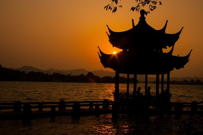 Quang cảnh Tây Hồ, Hàng Châu, càng trở nên huyền bí vào lúc chiều tà.