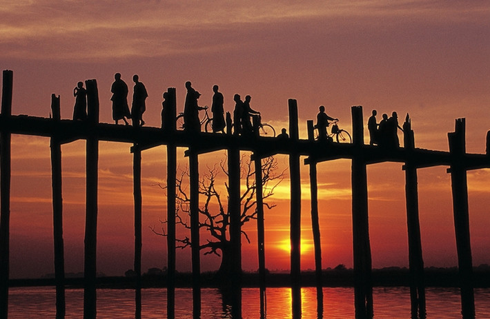 Hoàng hôn trên cầu U Bein, Mandalay, Myanmar.