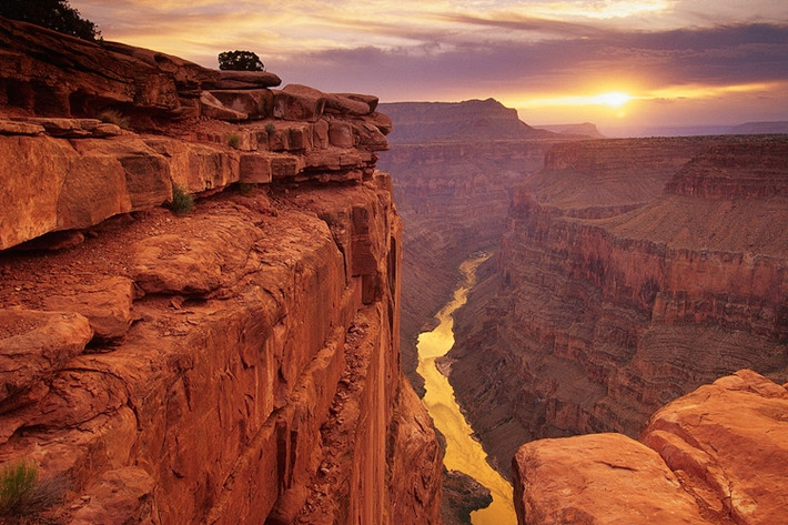Grand Canyon, Arizona, càng trở nên hùng vĩ vào lúc hoàng hôn.