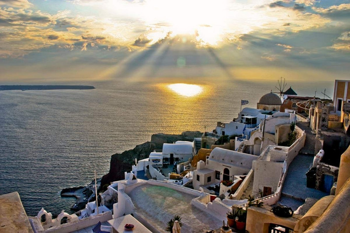Hoàng hôn nhuốm vàng Oia, Santorini, Hy Lạp.
