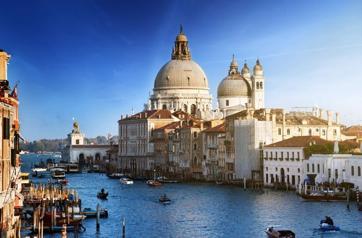 Những dòng sông Italy không dài như ở các phần còn lại của Châu Âu, nhưng du khách có thể ngồi trên cano đi từ di sản thế giới này sang di sản khác.