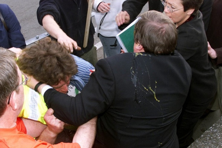 Chính khách John Prescott bị ném trứng trong chiến dịch vận động bầu cử tại Rhyl, miền bắc xứ Wales...