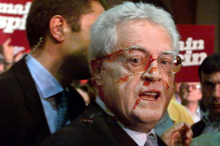 Tháng 4/2002, Thủ tướng Pháp thời đó là Lionel Jospin bị "dính" sốt cà chua ở Rennes.