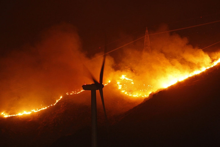Đám cháy đang tiến về công viên phong điện ở Cabazon, gần Banning, ngày 8/8/2013.