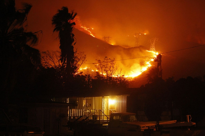 Nhiều ngôi nhà bị thiêu rụi ở Cabazon, gần Banning, sáng 8/8/2013.