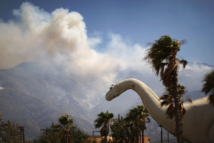 Đám cháy nhìn từ tượng khủng long ở Cabazon, ngày 8/8/2013.