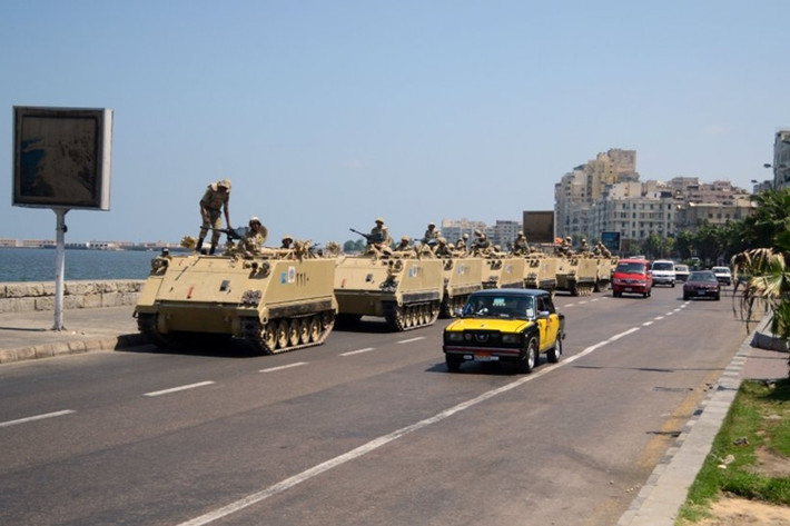 Xe bọc thép lũ lượt tiến vào thành phố triệu dân Alexandria trên bờ Địa Trung Hải.