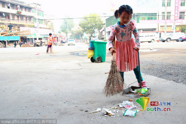Những hình ảnh về bé gái 5 tuổi sắm vai “công nhân vệ sinh” được một người đi đường chụp lại, chia sẻ lên mạng và khiến nhiều người xem cảm kích. Bức ảnh khiến cư dân mạng nhớ đến một cô bé 6 tuổi ở Vũ Hán trước đây cũng quét dọn giúp cha trong một căng tin trường đại học.