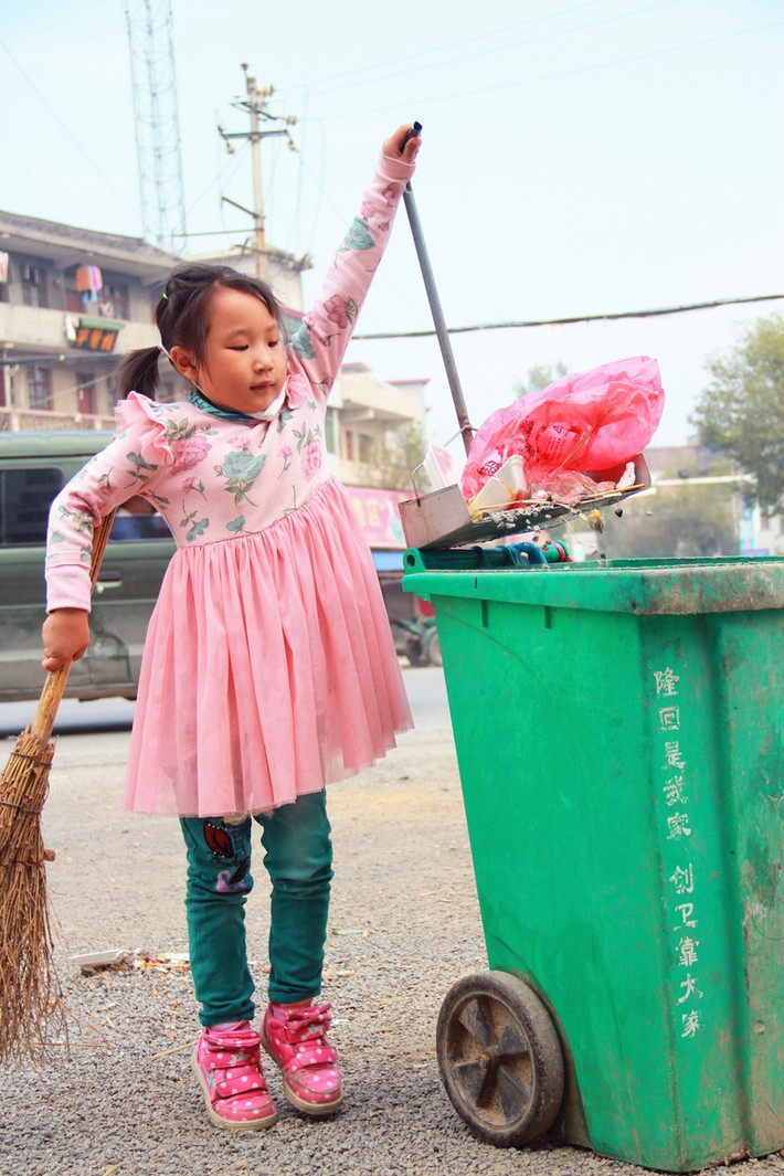 Bà đã hướng dẫn Xia Meiling cách quét dọn và dường như cô bé cũng rất thương người bà vất vả của mình nên đã lao động rất chăm chỉ.