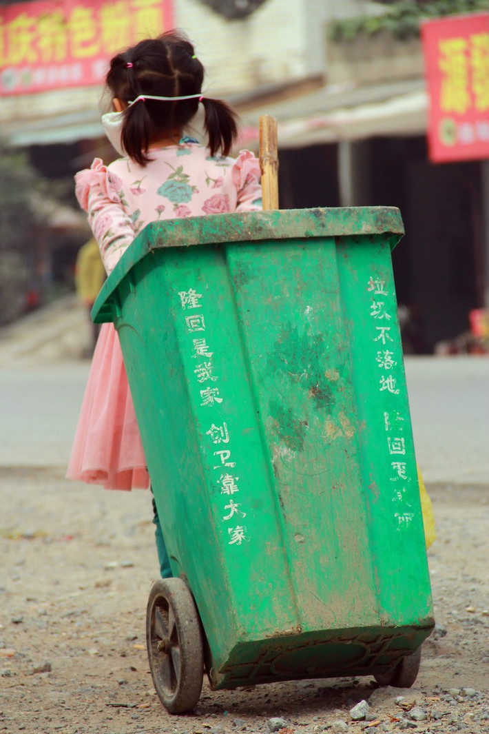 Không chỉ khen ngợi, cư dân mạng có nhiều suy ngẫm khi xem những hình ảnh này. Nhiều người cho rằng những đứa trẻ thời hiện đại thường khá ỷ lại vào bố mẹ, đặc biệt là những đứa trẻ có hoàn cảnh sống tốt, no đủ từ bé, rất ít trẻ em có ý thức tốt, biết lao động, giúp đỡ ông bà, bố mẹ. Vì thế hình ảnh của cô bé Xia Meiling còn là một tấm gương để cho nhiều đứa trẻ khác học tập.