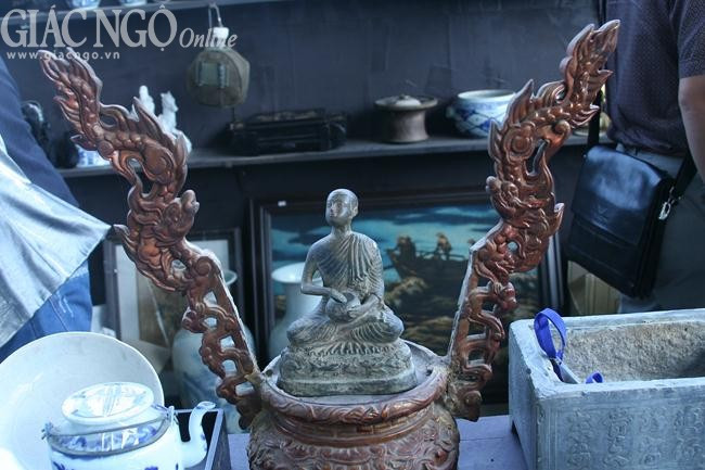 Các cổ vật ở đây có niên đại lâu đời với nhiều chất liệu và chủng loại như đồng, gốm, gỗ… Đặc biệt, tại đây, du khách có thể nhận thấy rất nhiều tượng Phật cổ được trưng bày ở hầu hết các gian hàng tại phiên chợ. Ảnh: Một pho tượng Phật hiếm trong văn hóa Chăm-pa được trưng bày.