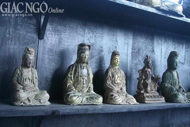 Tượng Bồ-tát Quan Thế Âm bằng gỗ được dát vàng.