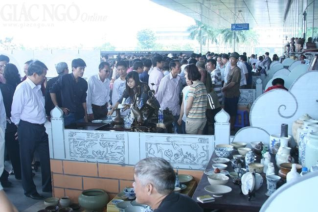 Đông đúc khách thăm quan các gian hàng tại bảo tàng Hà Nội.