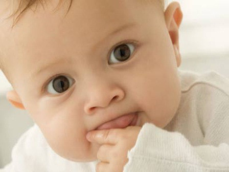 Theo tướng pháp Ngô Hùng Diễn, trẻ con có phúc tướng như tóc nhẹ, trán tốt, tai tốt có thể tránh được chết yểu trước bảy tuổi, tránh được khắc sát bố mẹ trước 15 tuổi.