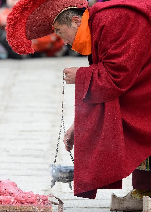 Múa Cham thường được biểu diễn hai ngày trước khi diễn ra ngày Losar, ngày mừng năm mới cổ truyền của người Tây Tạng, nhằm ngày 2/3. Ảnh: Dâng hương cho các vị thần.