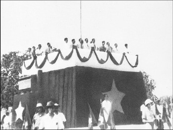 Trước đây, Quảng trường Ba Đình là cửa phía Tây của thành cổ Hà Nội. Vào năm 1894, thực dân Pháp chiếm Hà Nội đã phá thành và cho xây một vườn hoa nhỏ có tên gọi Puginier tại cổng phía Tây. Ảnh: VTC.