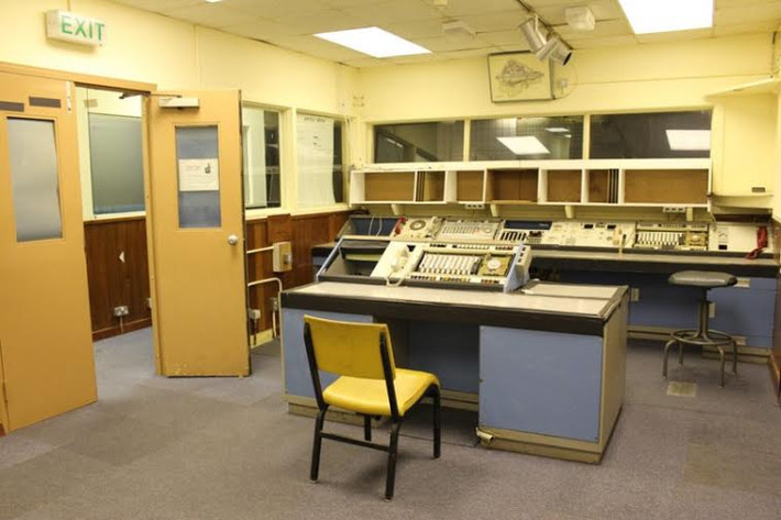 "Trái tim" của căn cứ - Trung tâm điều khiển Mission Control kết nối thường xuyên với tất cả căn cứ không quân trên toàn thế giới. Lệnh ném bom Libya năm 1986 để trả đũa vụ nghi can người Lybia đánh bom vũ trường ở Berlin (CHLB Đức) có mật mã là "El Dorado Canyon" được đưa ra từ Trung tâm này.