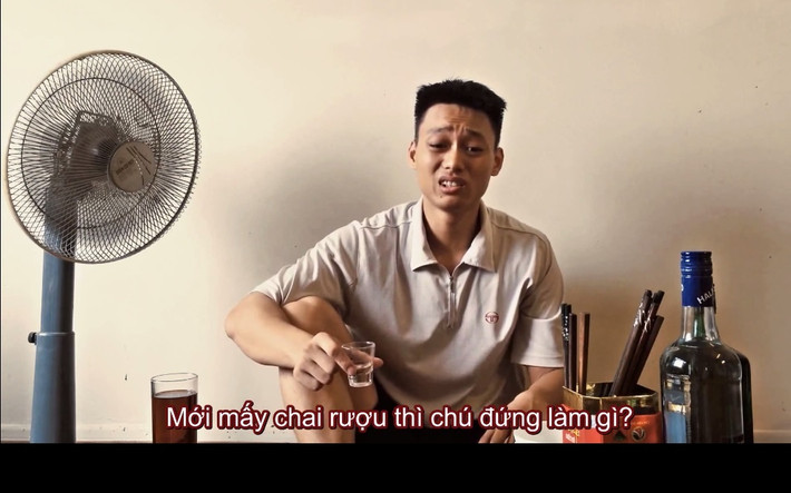 Đề tài Nhật Anh đưa vào sản phẩm lần này là bia rượu, nhậu nhẹt. Anh chàng dàn dựng nên một cuộc nhậu giữa hai chàng trai, một người cố gắng ép đàn em nâng chén, người còn lại thì chỉ chăm chăm thoái thác.