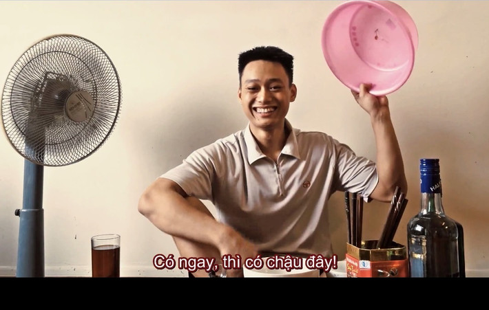 Giai điệu của nhạc phim "Thủy Hử" khiến người nghe vui tai. Khuôn mặt, điệu bộ hài hước của Nhật Anh khiến người xem càng không thể nhịn được cười.
