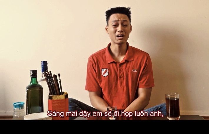 Phản ánh một vấn đề gây nhức nhối qua một góc nhìn hài hước, Nhật Anh diễn tả thói chèo kéo, ép người khác uống rượu của một bộ phận thanh niên, giới trẻ hiện nay.