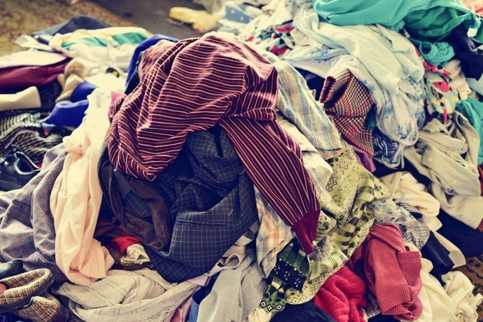 Quần áo cũ không dùng đến. Trước đây, khi cuộc sống còn khó khăn thì một bộ quần áo được dùng rất lâu, khi bị rách sẽ được vá lại để mặc tiếp.