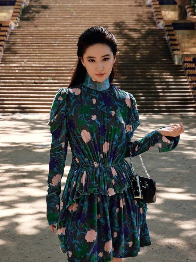 ưu Diệc Phi chiếm spotlight khi xuất hiện tại show diễn của Louis Vuitton.